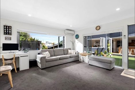 Photo of property in 70 Rising Parade, Fairview Heights, Auckland, 0632