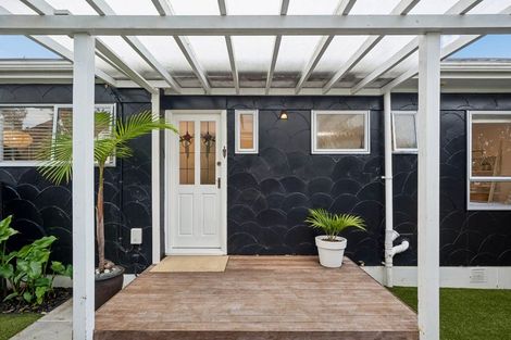 Photo of property in 2/7 Hanlon Crescent, Narrow Neck, Auckland, 0624