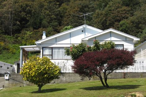 Photo of property in 53 Milton Terrace, Picton, 7220
