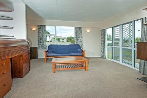 Photo of property in 9 Edgerton Road, Te Atatu Peninsula, Auckland, 0610