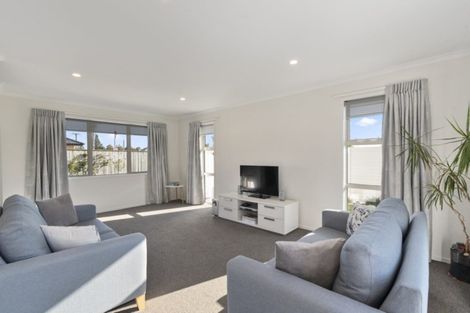 Photo of property in 2 Queenwood Road, Levin, 5510