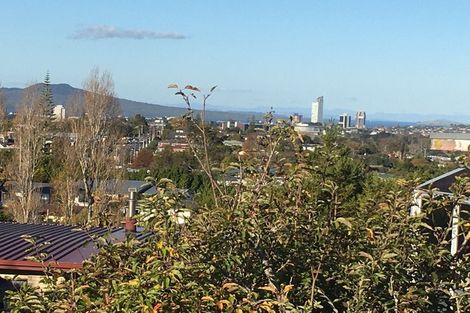 Photo of property in 2/2 Camelot Place, Glenfield, Auckland, 0629