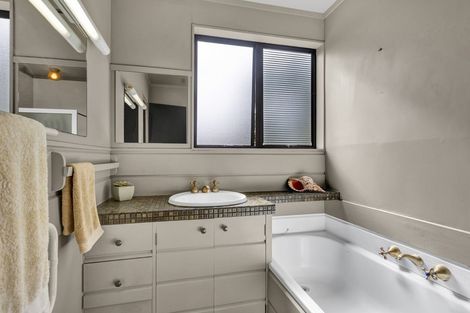 Photo of property in 19a John Guthrie Place, Merrilands, New Plymouth, 4312