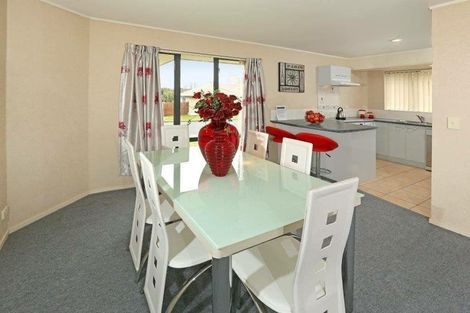 Photo of property in 106 Kingdale Road, Henderson, Auckland, 0610