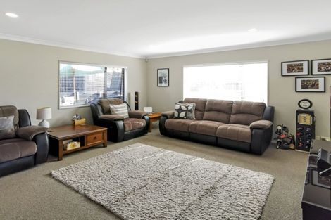 Photo of property in 21 Bellshill Close, Wattle Downs, Auckland, 2103