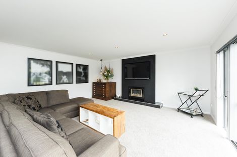 Photo of property in 6 D'urville Place, Kelvin Grove, Palmerston North, 4414