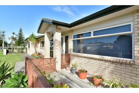 Photo of property in 10 Centreway Road, Orewa, 0931