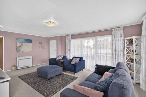 Photo of property in 100 Riversdale Drive, Merrilands, New Plymouth, 4312