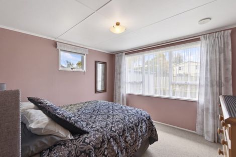 Photo of property in 100 Riversdale Drive, Merrilands, New Plymouth, 4312
