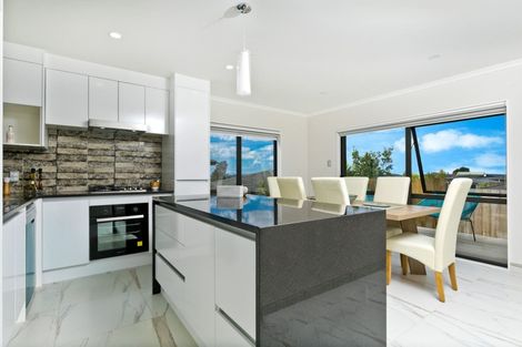 Photo of property in 4223d Great North Road, Glendene, Auckland, 0602