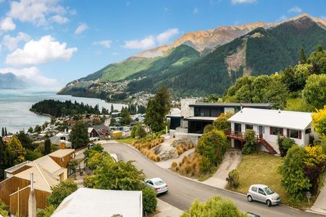 Photo of property in 12 Wakatipu Heights, Queenstown, 9300
