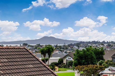 Photo of property in 22 Gillard Place, Eastern Beach, Auckland, 2012