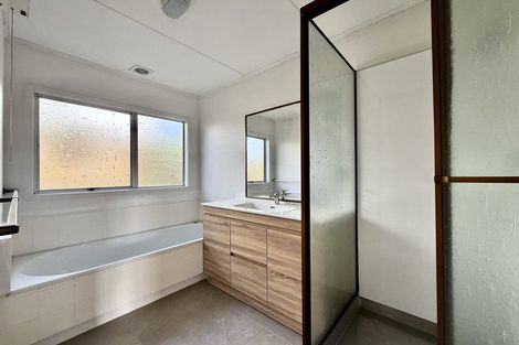 Photo of property in 2/7 Tromie Place, Highland Park, Auckland, 2010