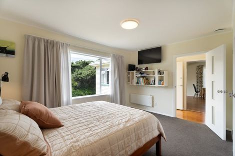 Photo of property in 37 Hampton Hill Road, Tawa, Wellington, 5028