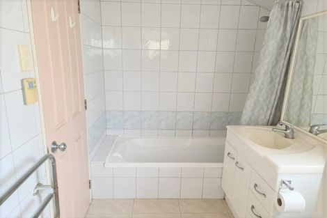 Photo of property in 11 Heath Avenue, Northcote, Auckland, 0627