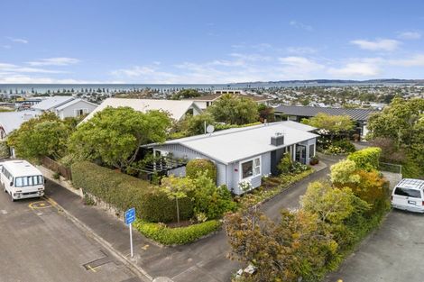 Photo of property in 15a Enfield Road, Hospital Hill, Napier, 4110