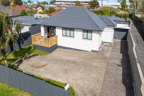 Photo of property in 9 Grainger Road, Te Atatu South, Auckland, 0610