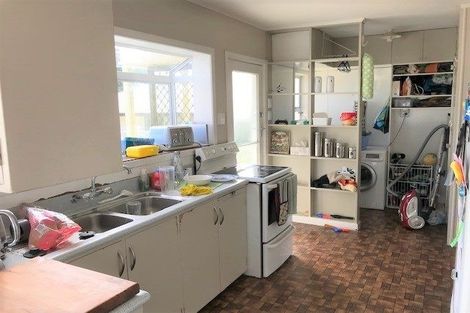 Photo of property in 68 Hobsonville Road, West Harbour, Auckland, 0618