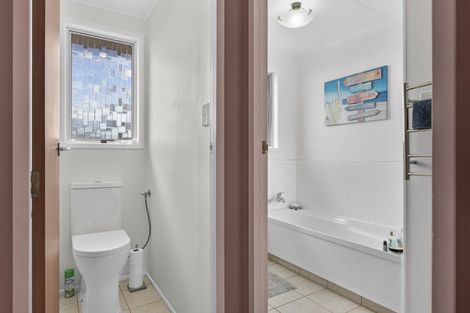 Photo of property in 100 Riversdale Drive, Merrilands, New Plymouth, 4312