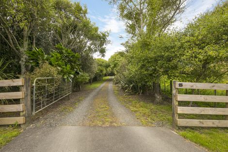 Photo of property in 15 Alf Access Road, Helensville, 0875