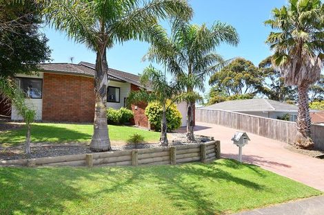 Photo of property in 31 Ronald Macken Place, Windsor Park, Auckland, 0632