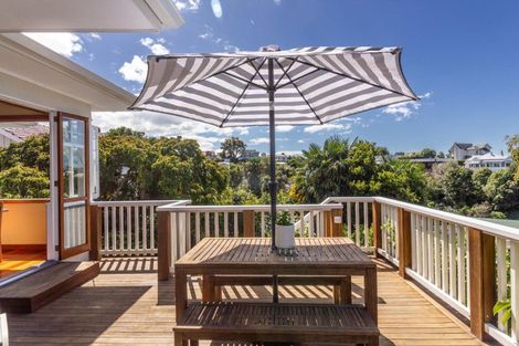 Photo of property in 16 Napier Terrace, Hospital Hill, Napier, 4110