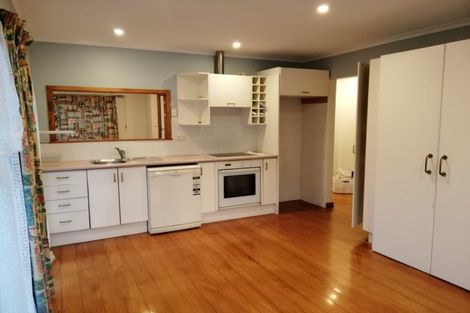 Photo of property in 9 Bishop Street, Green Bay, Auckland, 0604