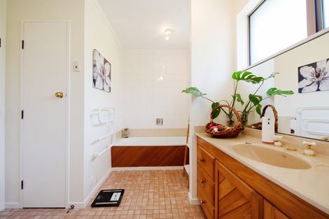 Photo of property in 35 Halswater Drive, Churton Park, Wellington, 6037