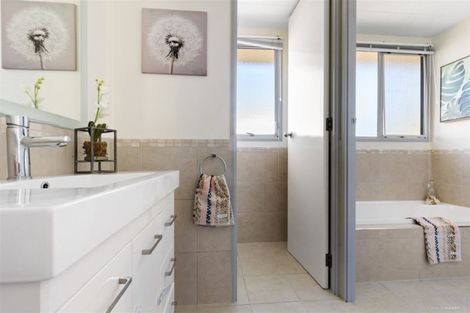 Photo of property in 9 Exeter Place, Unsworth Heights, Auckland, 0632