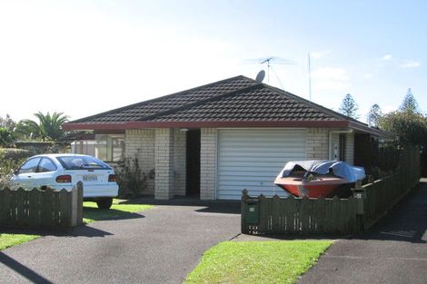 Photo of property in 2/5 Ross Crescent, Orewa, 0931