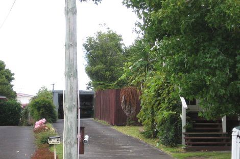 Photo of property in 2/5 Cresta Avenue, Beach Haven, Auckland, 0626