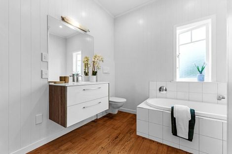 Photo of property in 1/10 Merani Street, Narrow Neck, Auckland, 0622