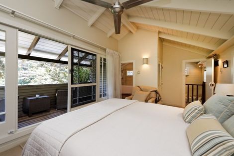 Photo of property in 100 Garden Road, Piha, New Lynn, 0772