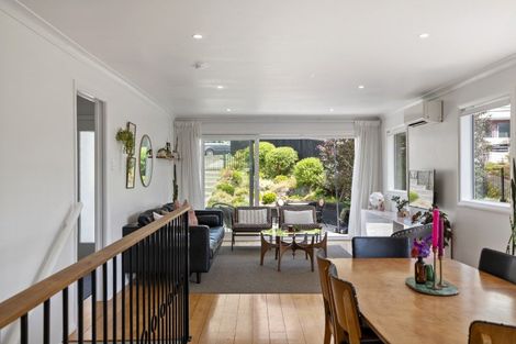 Photo of property in 19 Kereru Bend, Tawa, Wellington, 5028