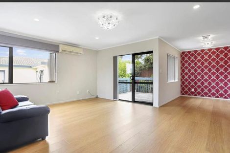 Photo of property in 2/12 Lowburn Place, Clover Park, Auckland, 2019