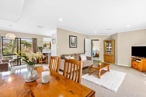 Photo of property in 1 Spears Place, Botany Downs, Auckland, 2010