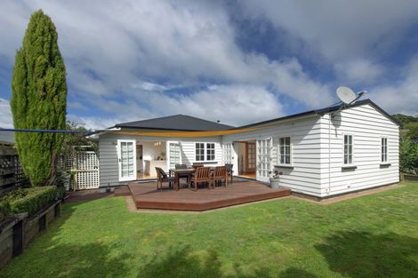 Photo of property in 96 Ranui Crescent, Khandallah, Wellington, 6035