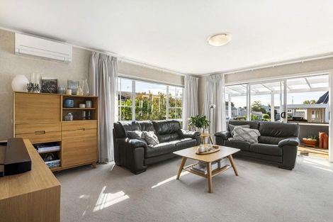 Photo of property in 26 Holdaway Avenue, Northcote, Auckland, 0627