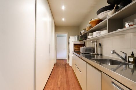 Photo of property in 247 Devonport Road, Tauranga, 3110