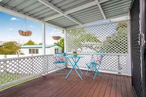 Photo of property in 1/2 Graham Avenue, Te Atatu Peninsula, Auckland, 0610