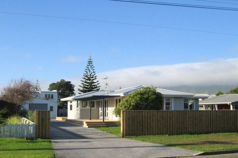 Photo of property in 27 Rangihiroa Street, Waikanae Beach, Waikanae, 5036