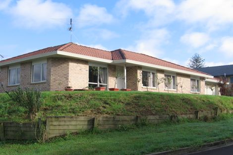 Photo of property in 20 Piper Place, Goodwood Heights, Auckland, 2105