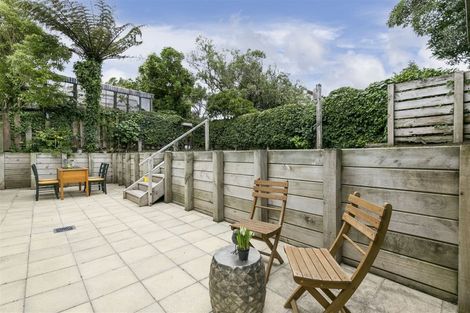 Photo of property in 17 Fairview Crescent, Kelburn, Wellington, 6012