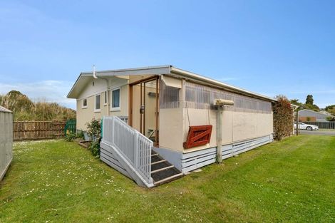 Photo of property in 23 Fernleigh Avenue, Waiuku, 2123