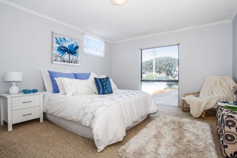 Photo of property in 1/2 Graham Avenue, Te Atatu Peninsula, Auckland, 0610