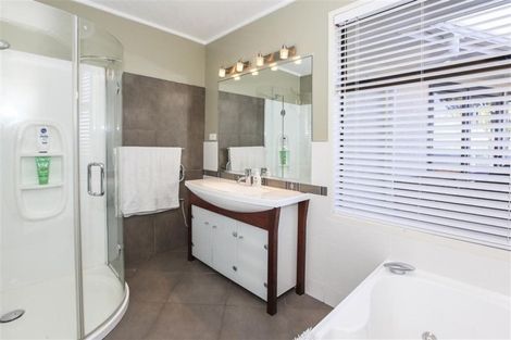 Photo of property in 98 Cliff View Drive, Green Bay, Auckland, 0604