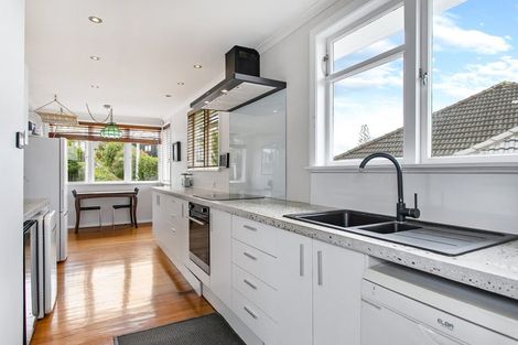 Photo of property in 25 Clairville Crescent, Wai O Taiki Bay, Auckland, 1072