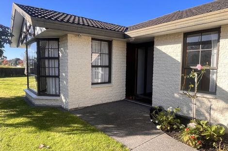 Photo of property in 32 Karnak Crescent, Russley, Christchurch, 8042