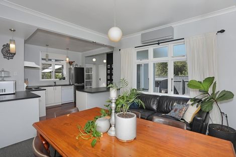 Photo of property in 16 Oxford Street, Marton, 4710