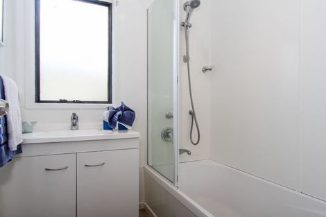 Photo of property in 1/2 Graham Avenue, Te Atatu Peninsula, Auckland, 0610